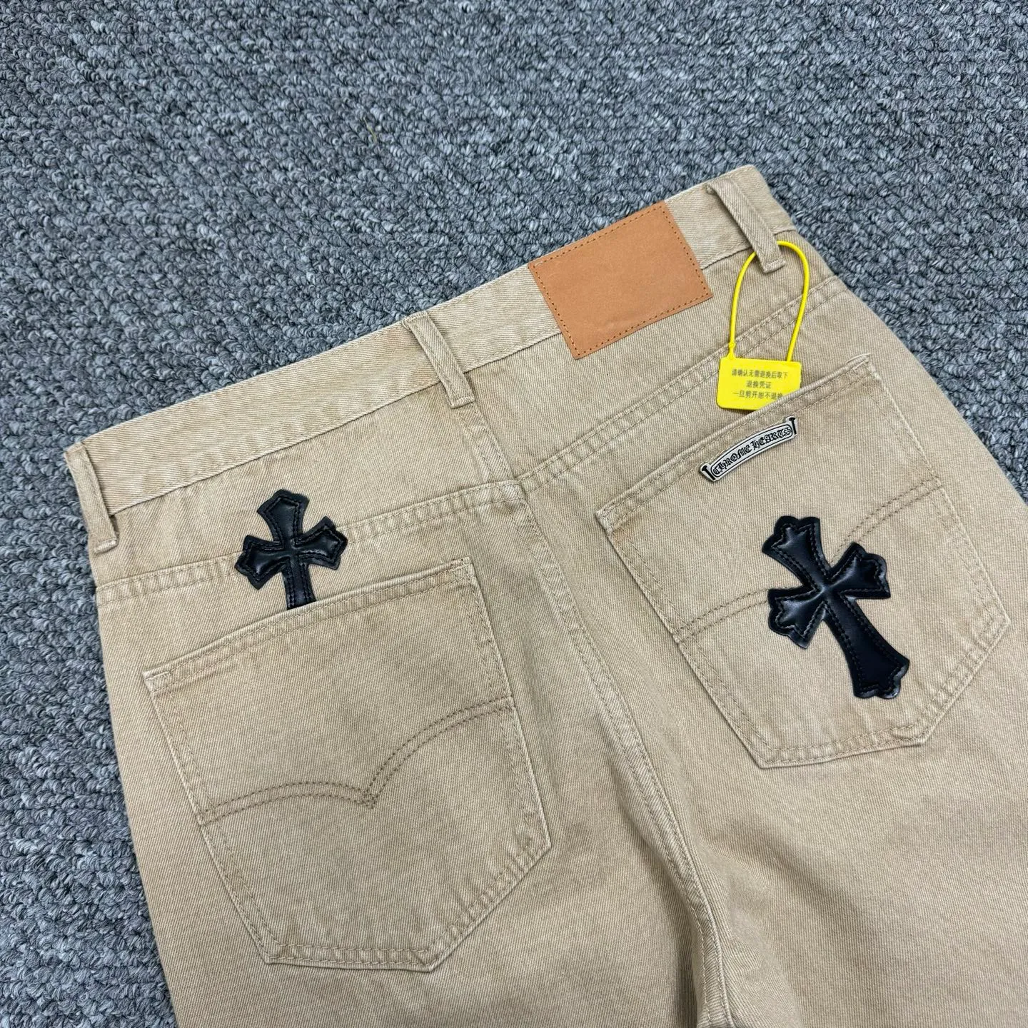 P240 Style No.: H848 ChromeHearts & Chrome Hearts [New on the unlabeled support platform] 2025 new khaki leather couple's washed jeans, top ceiling quality, styles with different washed textures, very friendly to people with thin legs and thick legs, the straight and loose version is very flattering to the leg shape, the moderate length that never goes out of style, easy and casual to match, the basic styling of various styles, a must-have in the wardrobe! The fabric is stiff but also makes the upper body soft without losing texture. The washing process is even more perfect. It is a must-have item for everyone! ! !  Size: 28-30-32-34 Color: Khaki